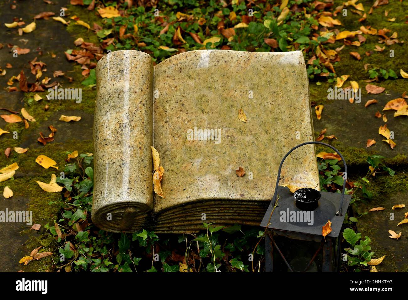 Grabstein in Form eines Buches auf einem Friedhof Stockfoto