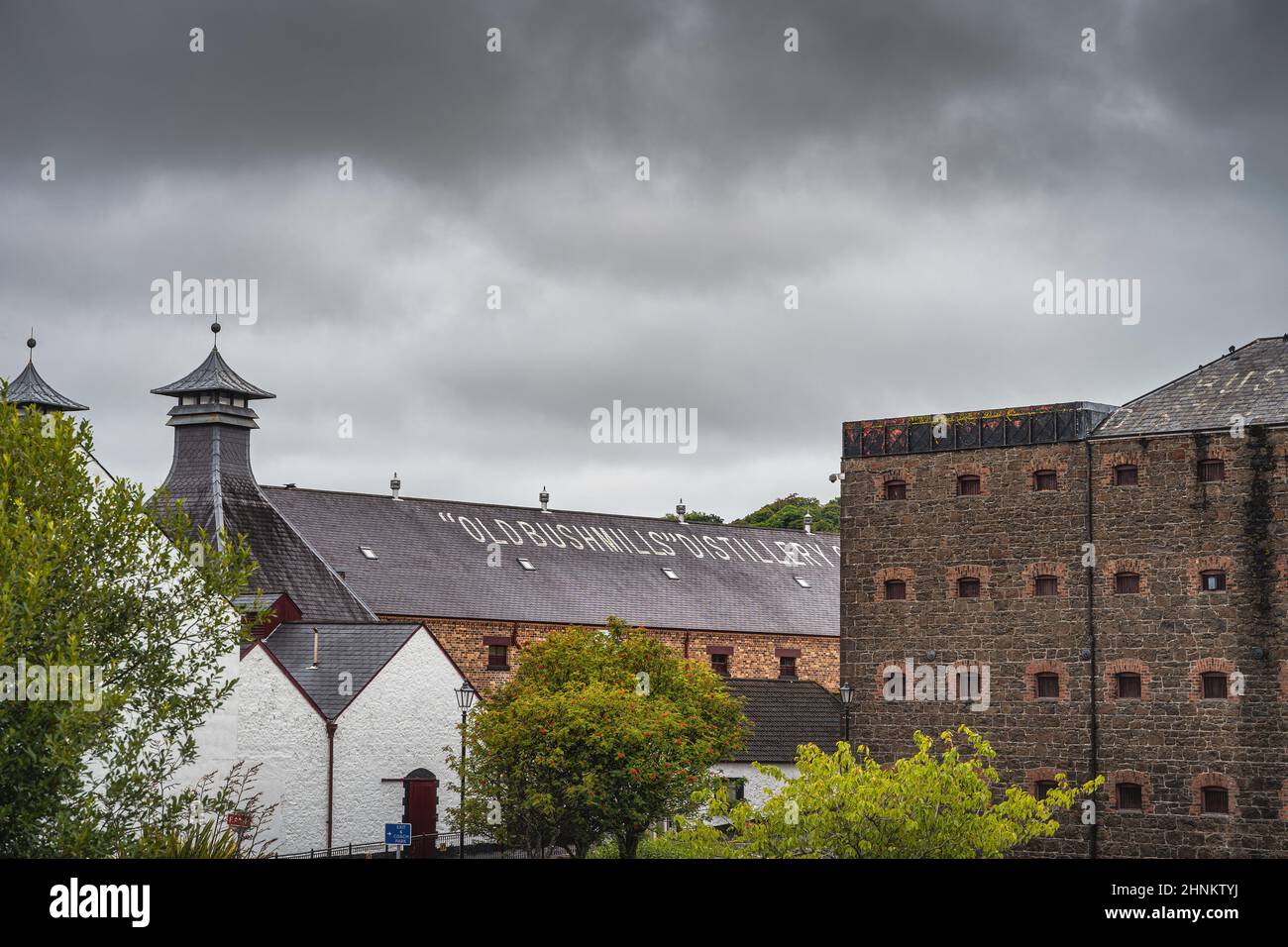 Die Old Bushmills Distillery ist eine Whiskey-Alkoholbrennerei in Nordirland Stockfoto