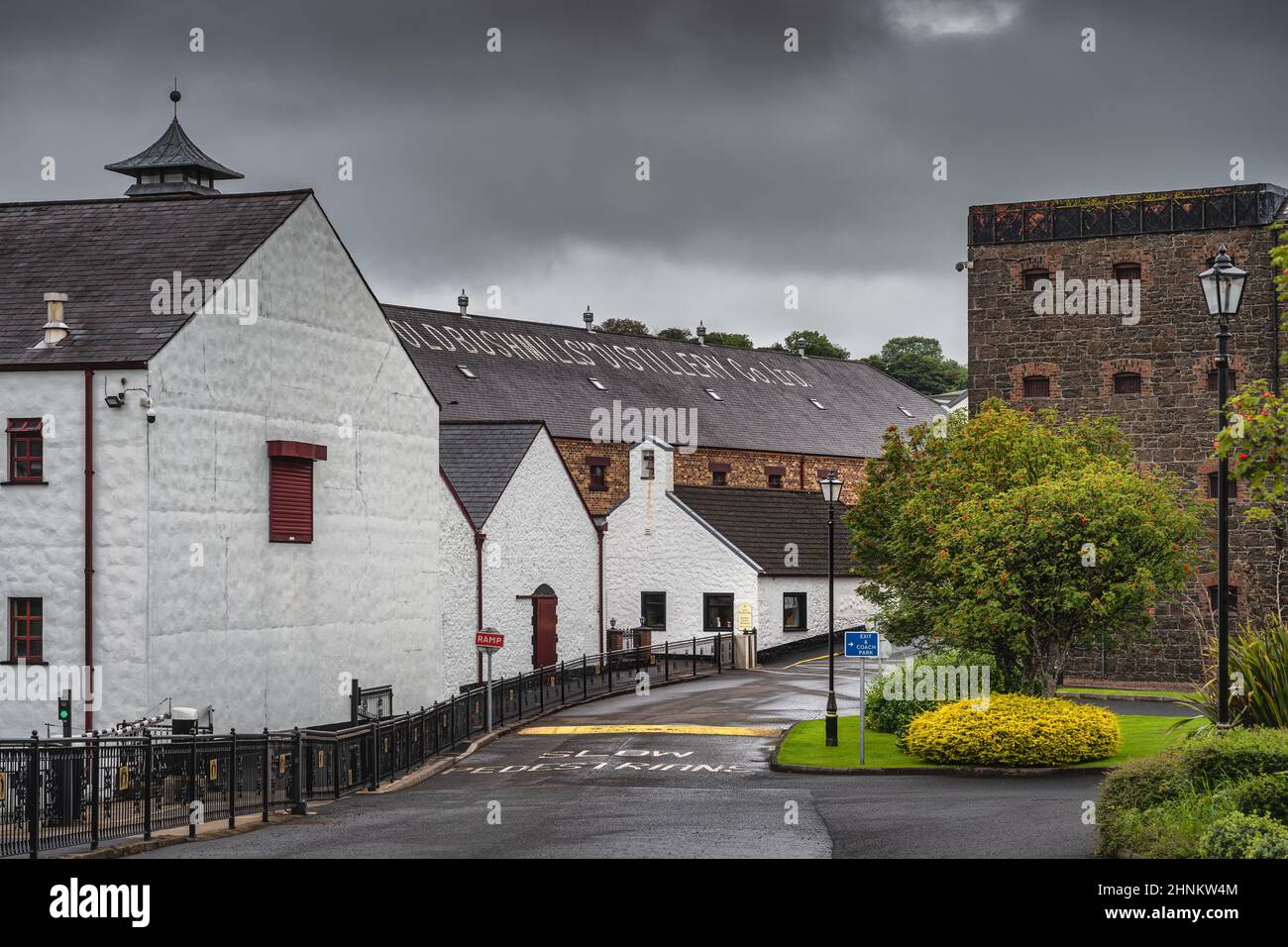 Die Old Bushmills Distillery ist eine Whiskey-Alkoholbrennerei in Nordirland Stockfoto
