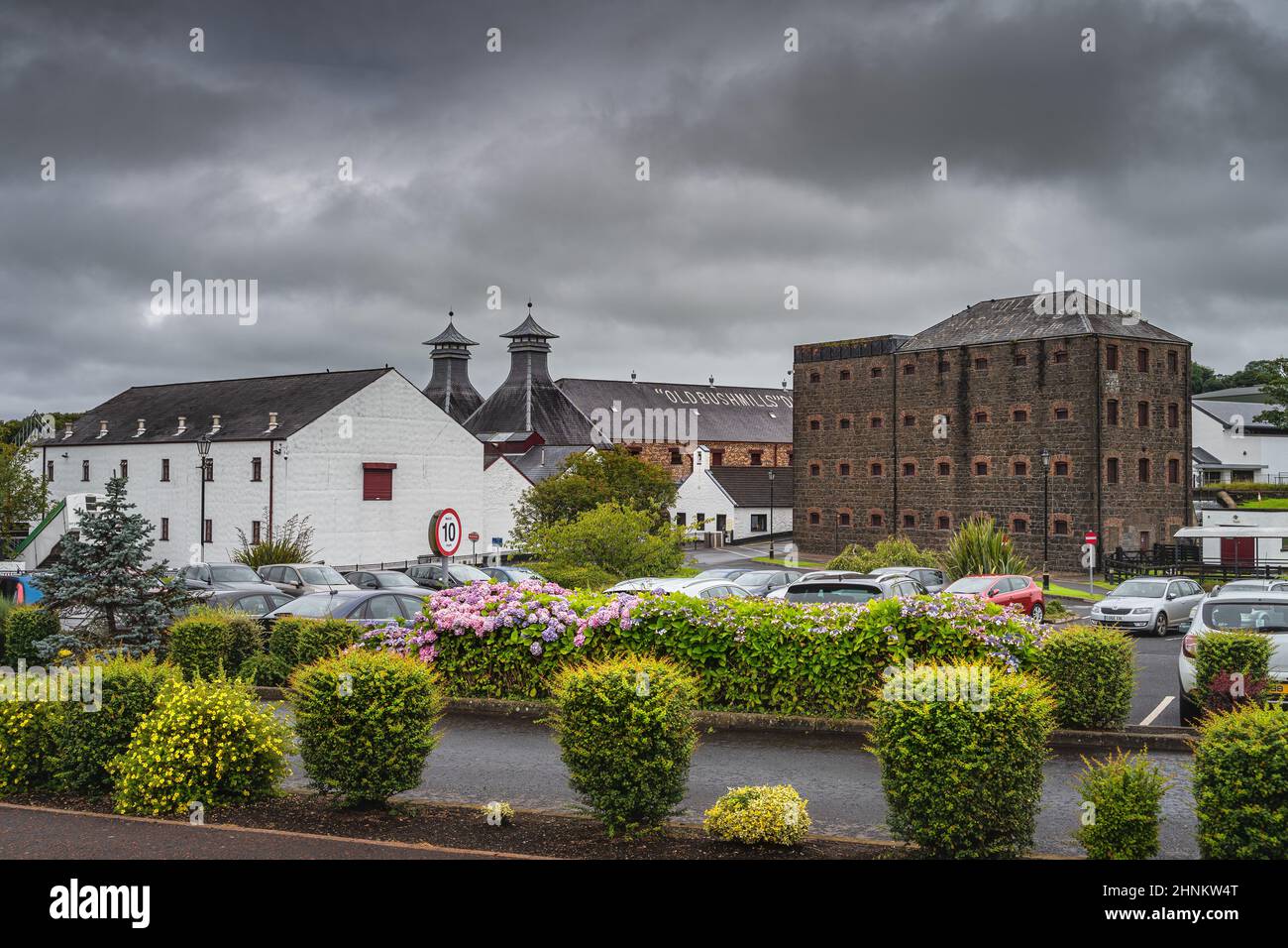 Die Old Bushmills Distillery ist eine Whiskey-Alkoholbrennerei in Nordirland Stockfoto