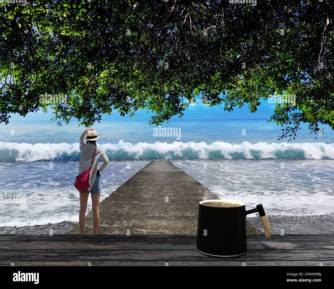 Grüne Blätter von Bäumen und schönen Strand mit Kaffee Stockfoto