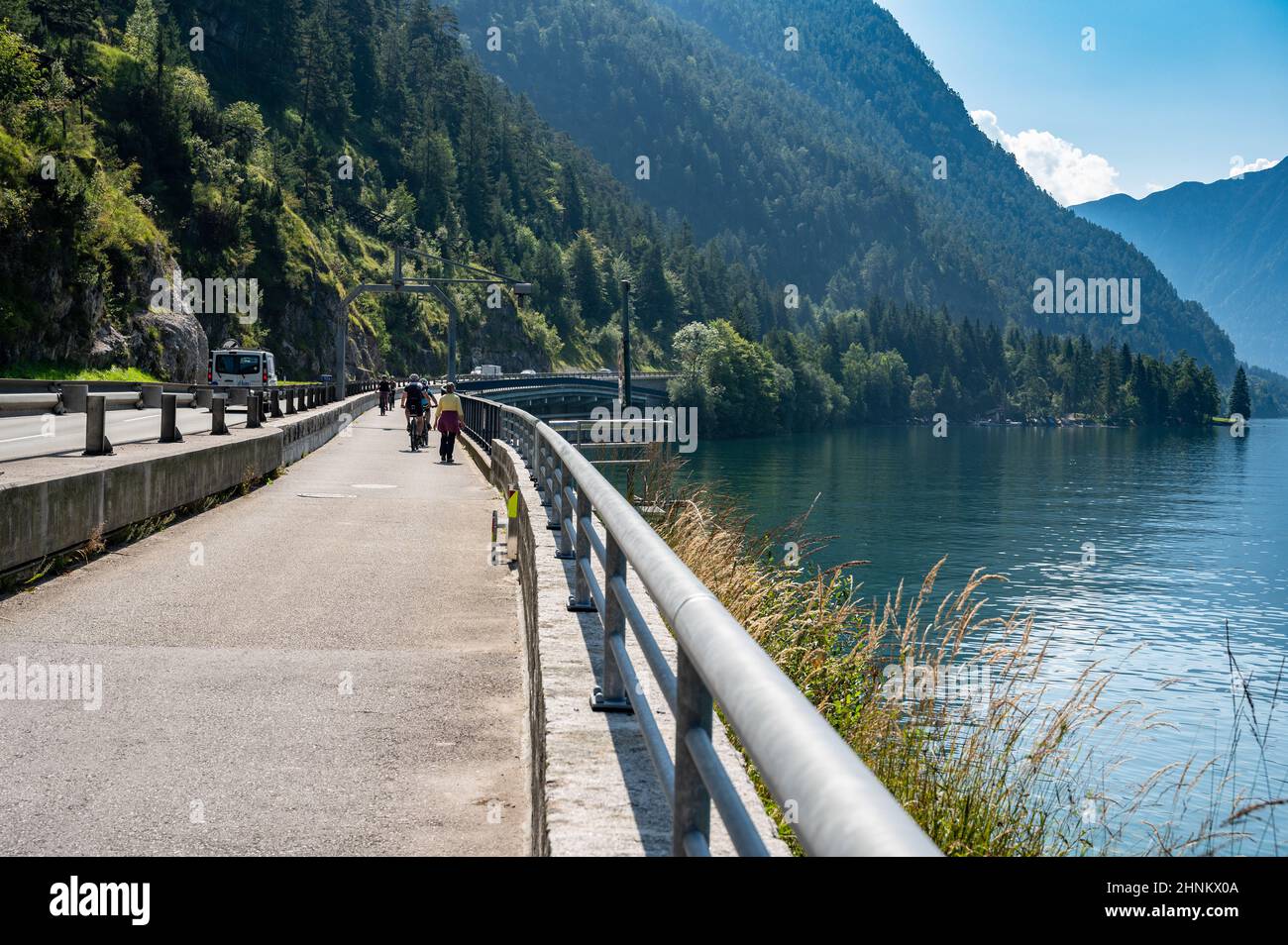Von Maurach am Achensee radeln wir auf dem Radweg am See entlang nach Achenkirch Stockfoto