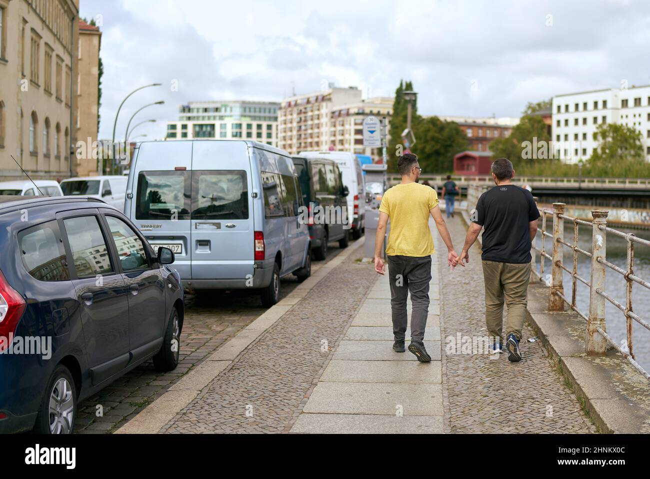 Straßenszene in der Berliner Innenstadt mit homosexuellem Paar auf einem Bürgersteig Stockfoto