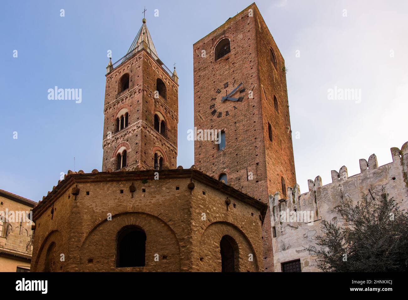 Der Glockenturm der Kathedrale und dem Glockenturm, mittelalterliche Sehenswürdigkeiten in der Altstadt von der ligurischen Dorf von Albenga Stockfoto