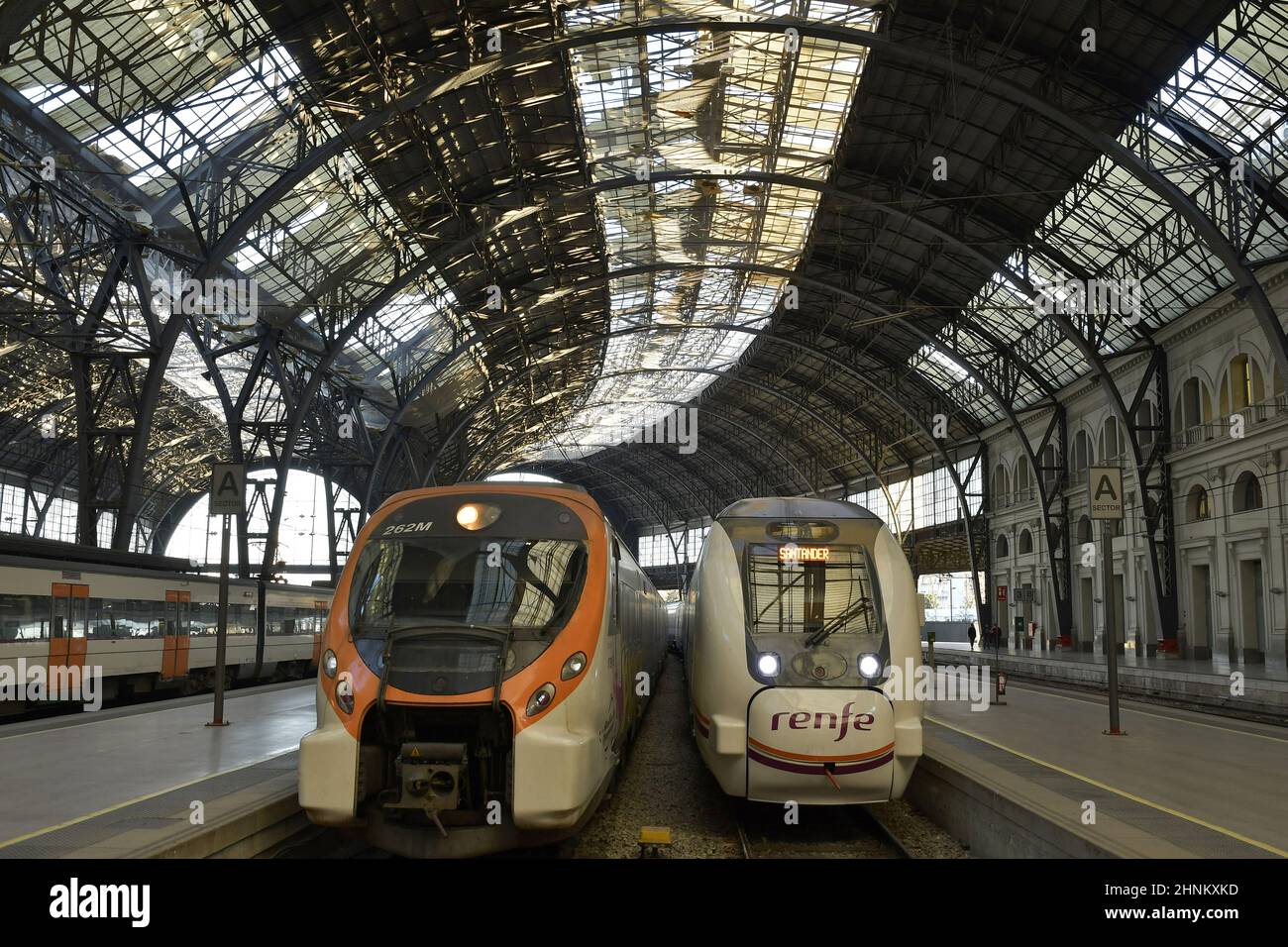 Estació de França - Bahnhofsgebäude mit Zügen und Bahnsteigen in Barcelona Katalonien Spanien. Stockfoto