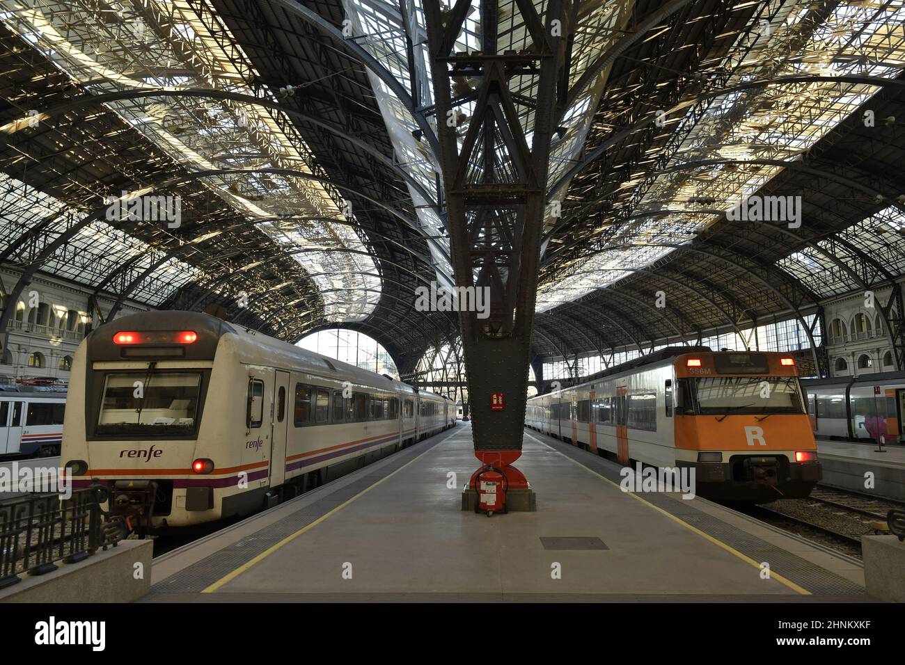 Estació de França - Bahnhofsgebäude mit Zügen und Bahnsteigen in Barcelona Katalonien Spanien. Stockfoto