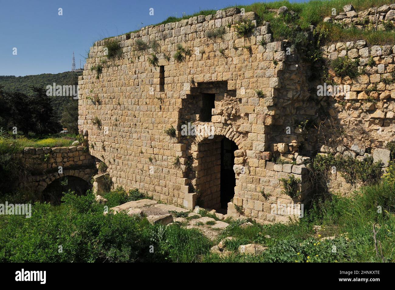 Der Ausgang von der Haupthalle der Kreuzritterfestung Schloss Neuf - Metsurat Hunin befindet sich am Eingang zum israelischen Margaliot Dorf im Obergalilea im Norden Israels Stockfoto