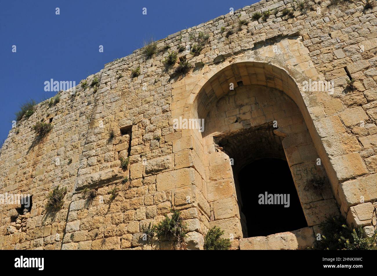 Der Haupteingang zu den Ruinen der Kreuzritterfestung Schloss Neuf - Metsurat Hunin befindet sich am Eingang zum israelischen Margaliot Dorf im Obergalilea im Norden Israels Stockfoto