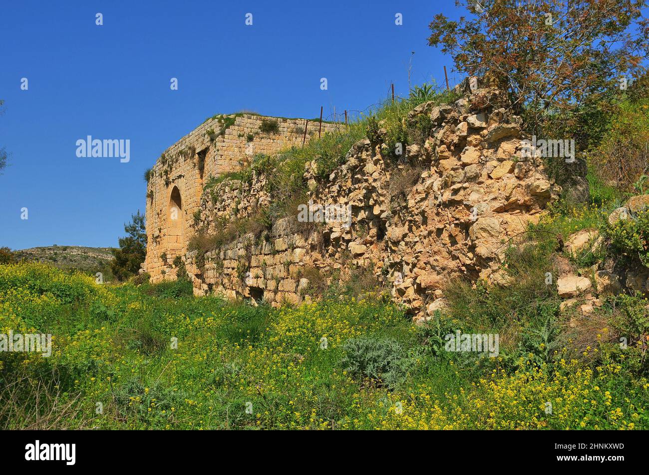 Die Außenmauern der Ruinen der Kreuzritterfestung Schloss Neuf - Metsurat Hunin befinden sich am Eingang zum israelischen Margaliot-Dorf im Obergalilea im Norden Israels Stockfoto