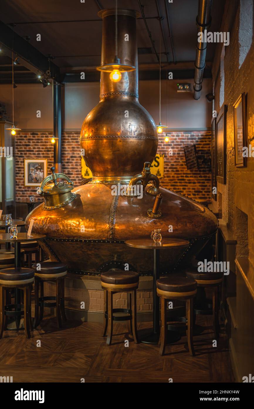 Große Kupferfermentationsfass in der Whiskey-Destillerie und Bar von Bushmills als Dekoration Stockfoto