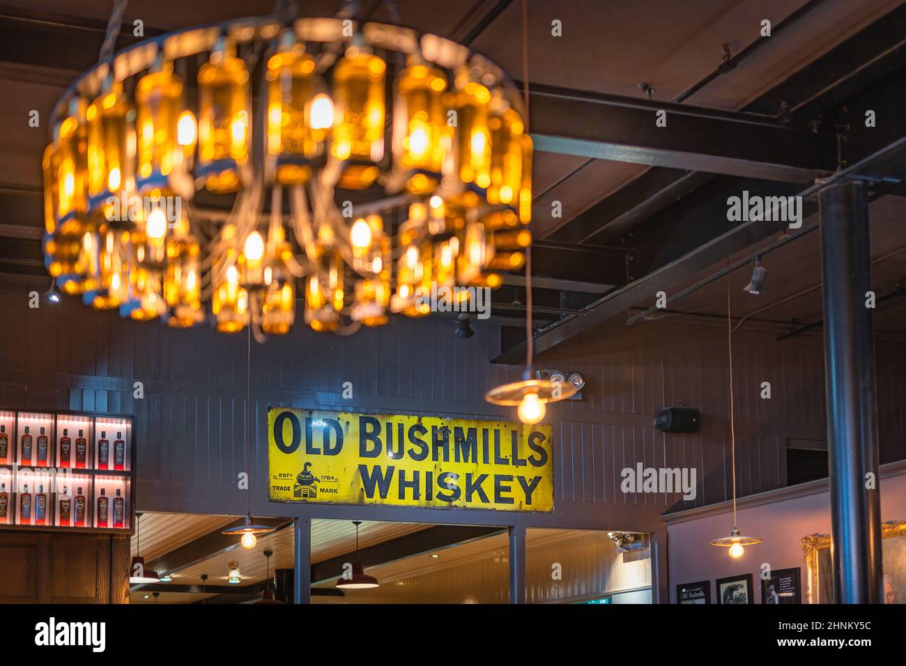 Old Bushmills Whiskey-Schild im Besucherzentrum der Destillerie, in der Bar und im Geschäft Stockfoto