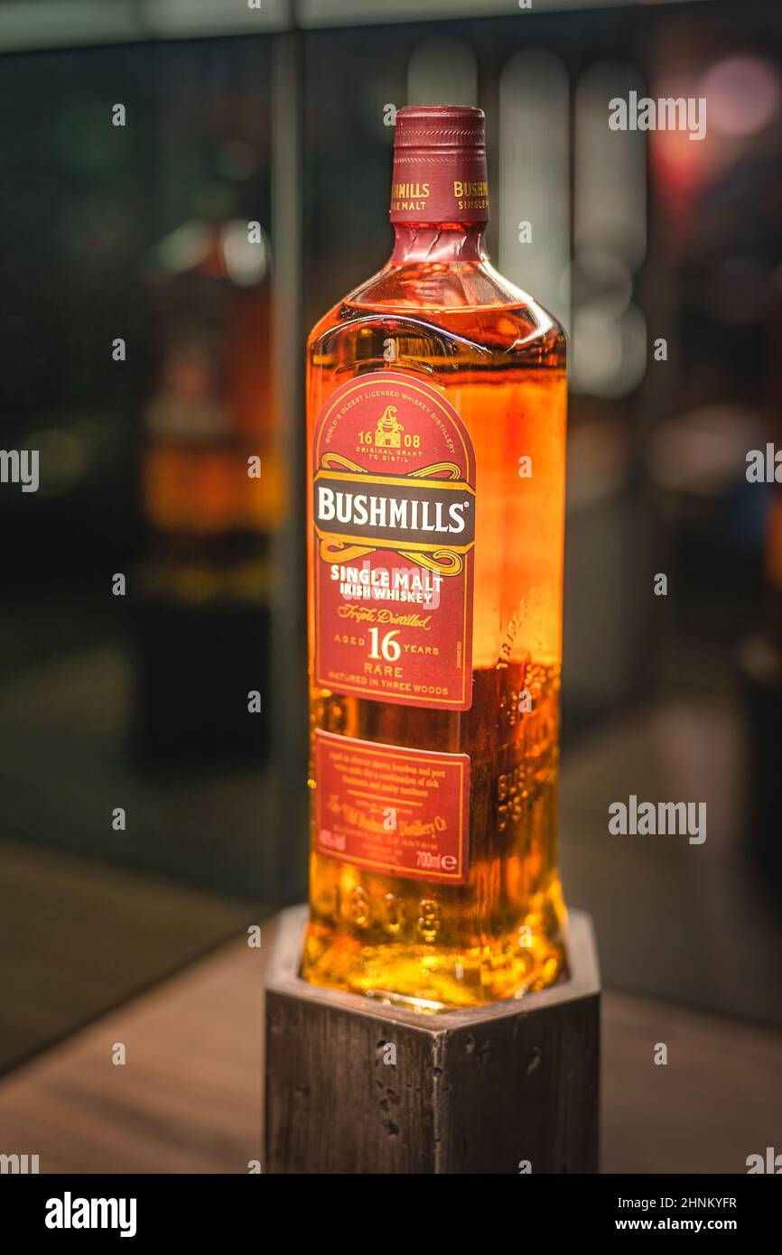 Seltener, gealterter 16-jähriger Bushmills-Whiskey auf beleuchtetem Display in der Brennerei Stockfoto