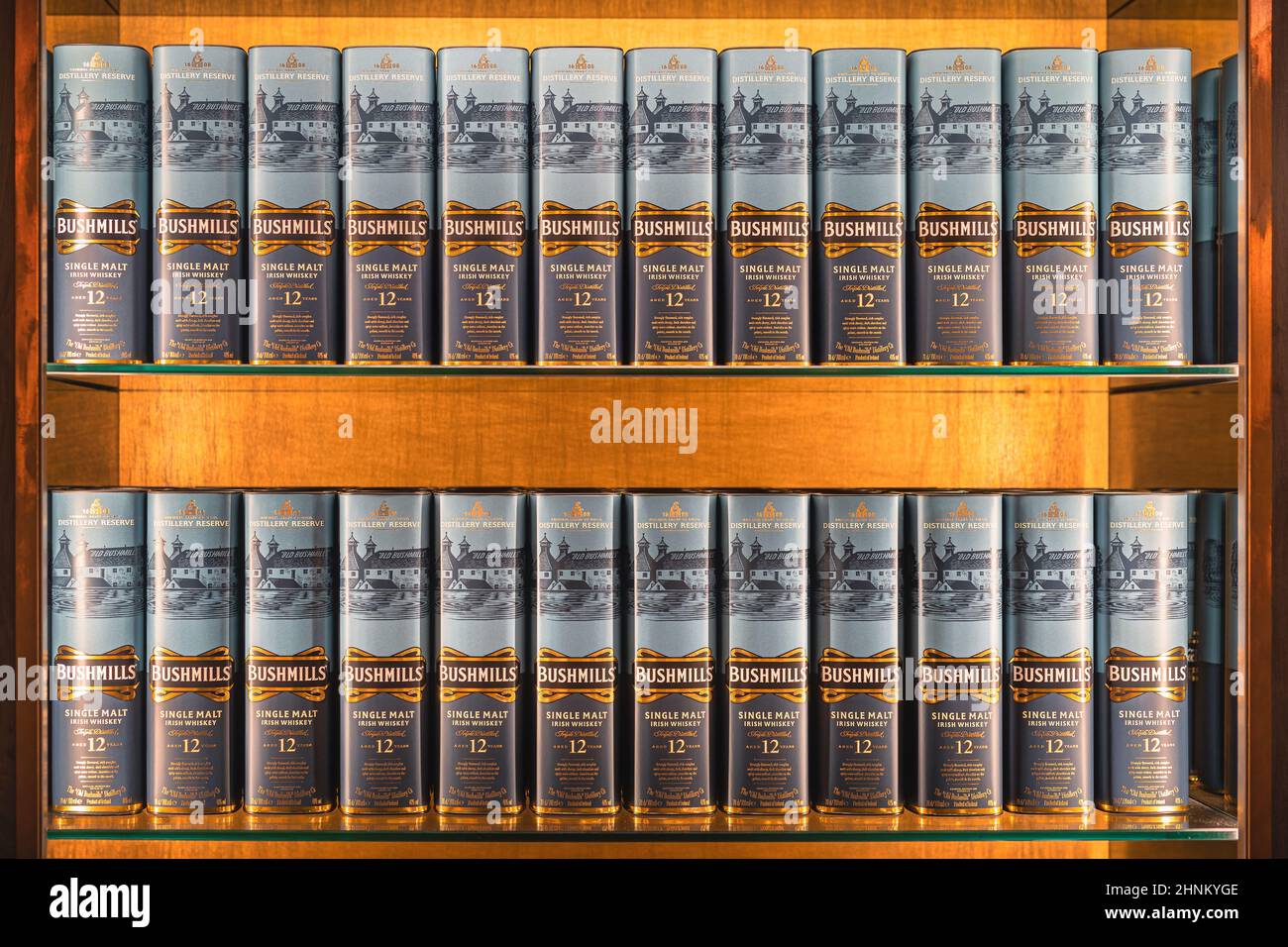 Reihen von 12 Jahre gealterten Bushmills Whiskey in einer Schachtel, ausgestellt in der Destillerie Stockfoto