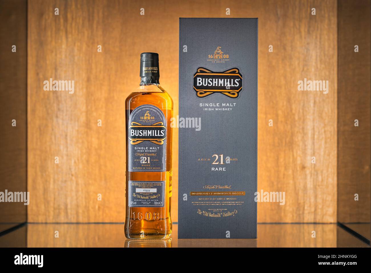 Seltener, gealterter 21 Jahre Bushmills Whiskey mit einer Box auf beleuchtetem Display in der Brennerei Stockfoto