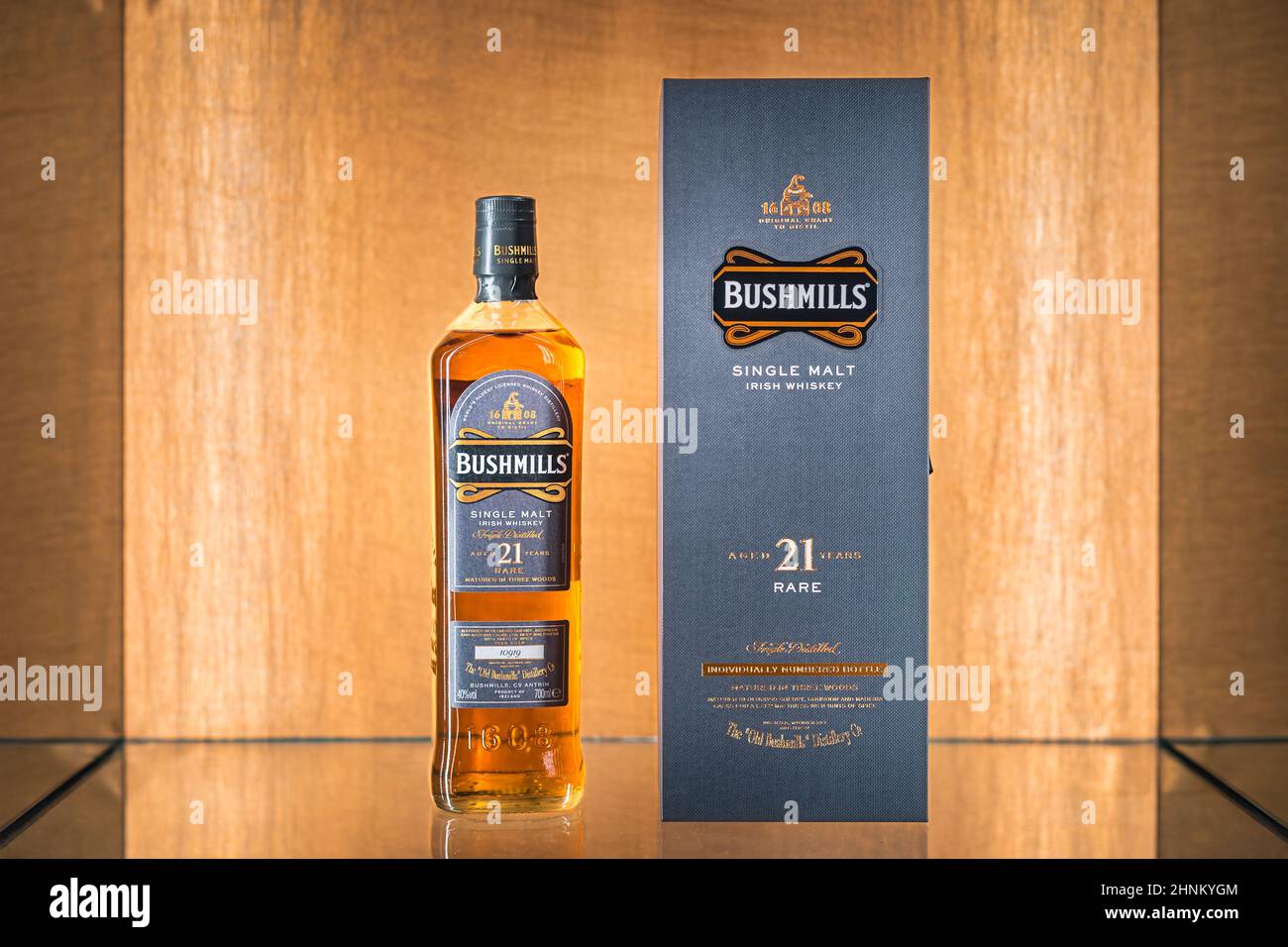 Seltener, gealterter 21 Jahre Bushmills Whiskey mit einer Box auf beleuchtetem Display in der Brennerei Stockfoto