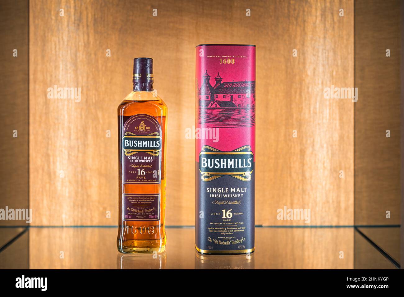 Seltener, gealterter 16 Jahre Bushmills Whiskey mit einer Box auf beleuchtetem Display in der Brennerei Stockfoto