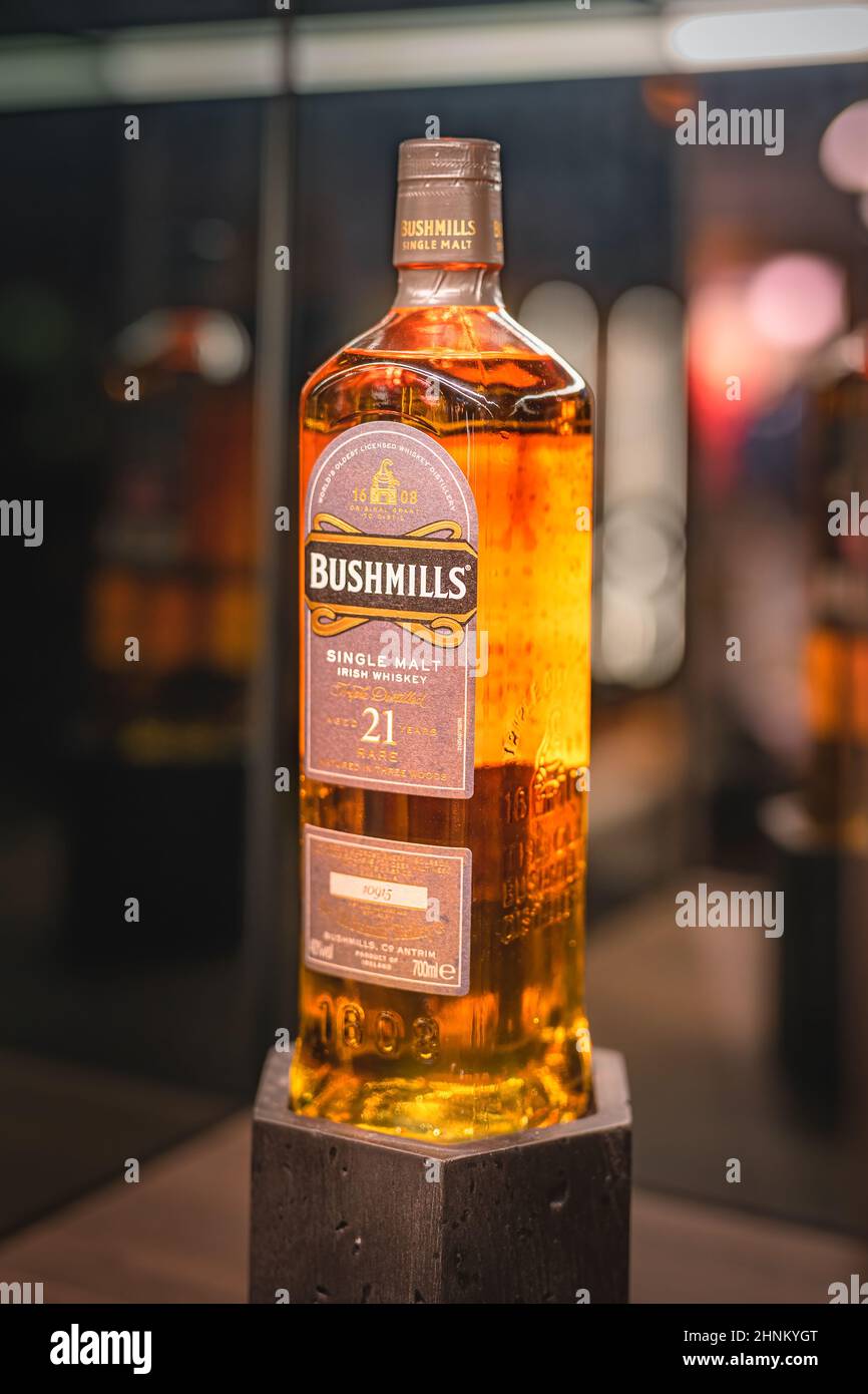 Seltener, gealterter 21-jähriger Bushmills-Whiskey auf beleuchtetem Display in der Brennerei Stockfoto