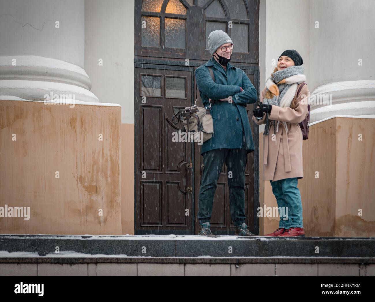 26th. Oktober 2020, Tomsk, Russland: Zwei Studenten sprechen Stockfoto
