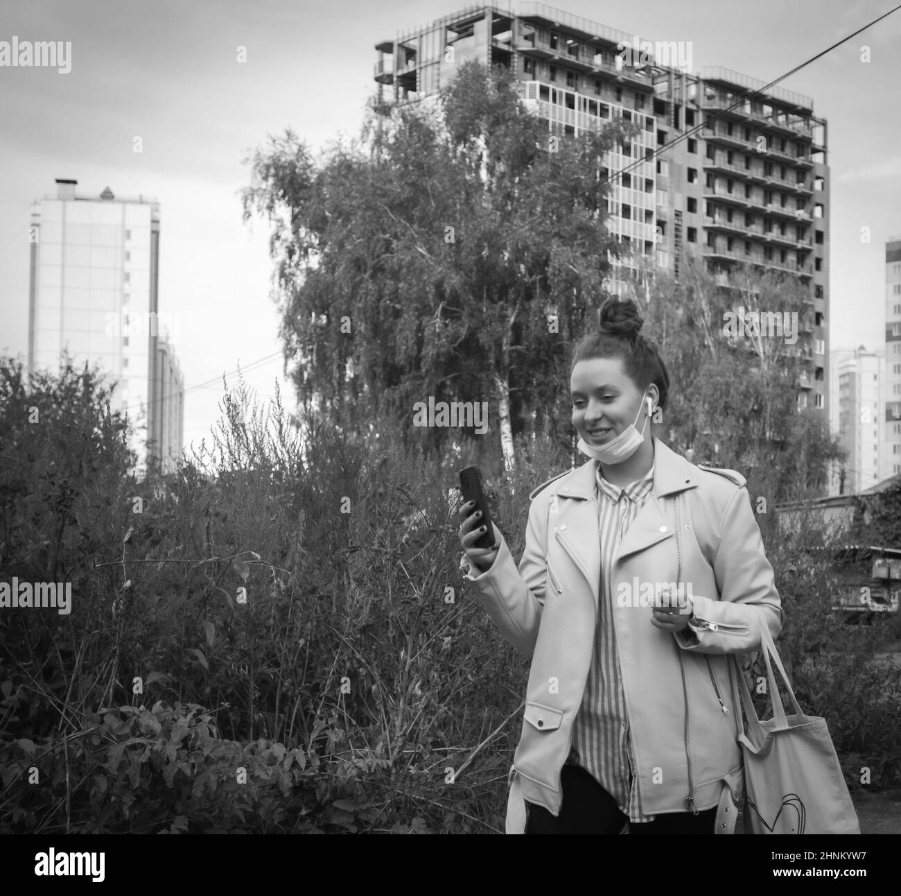 16th. September 2021, Tomsk, Mädchen mit Smartphote auf der Straße Stockfoto