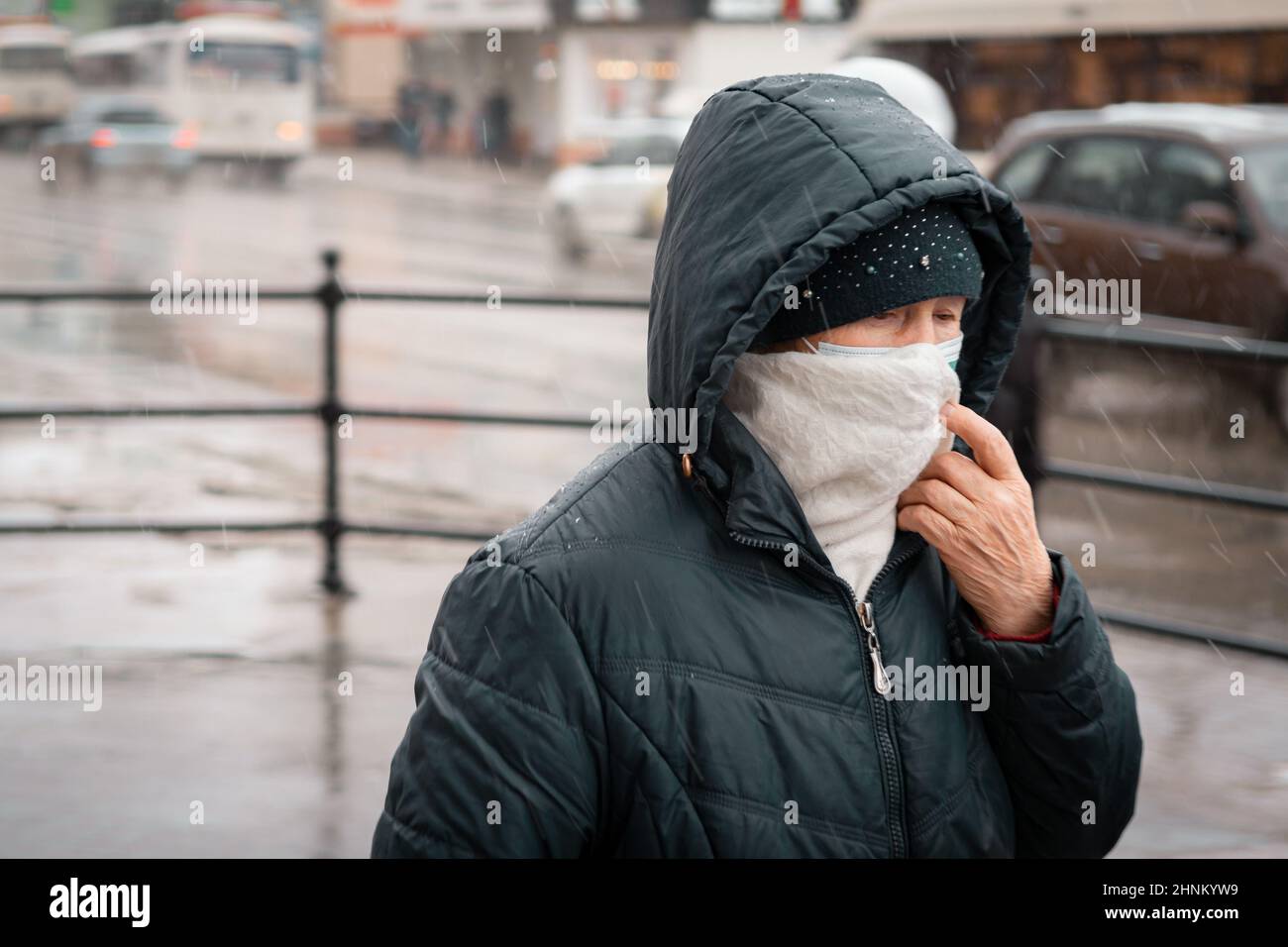 26. Oktober 2020, Tomsk, Russland: Frau in Maske auf der Straße Stockfoto
