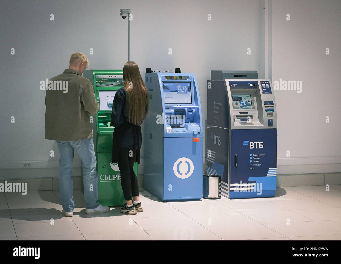 9th. September 2021, Russland, Tomsk, Menschen am Geldautomaten Stockfoto