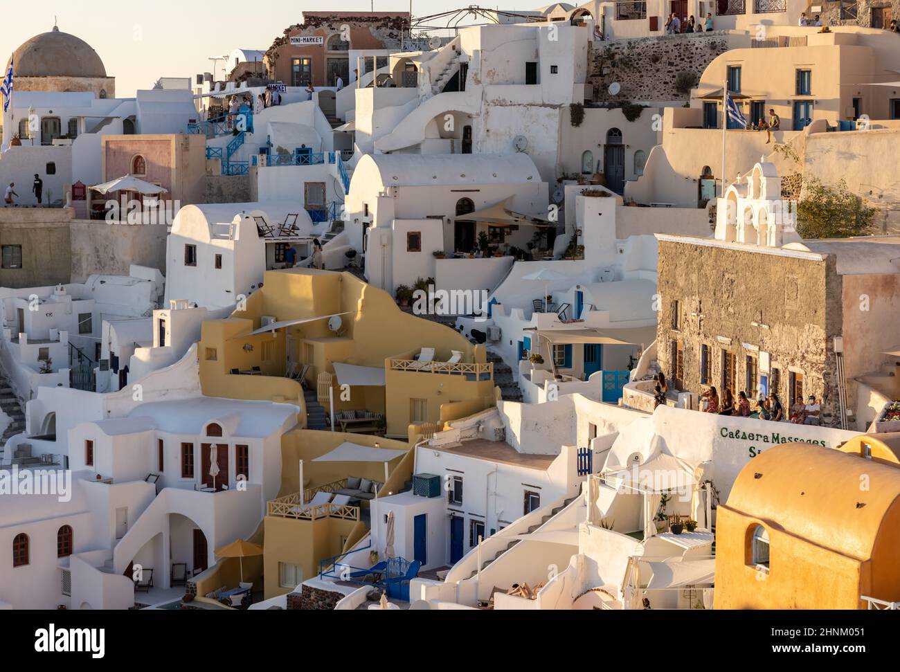 Weiß getünchte Häuser in Oia in warmen Sonnenstrahlen auf Santorini. Griechenland Stockfoto