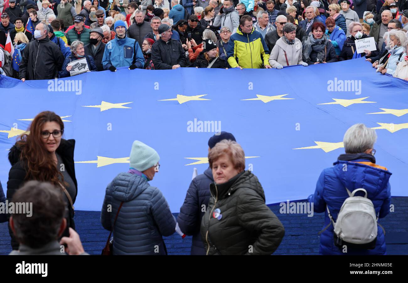 Krakau Polen - Wir bleiben die Regierung verlässt! Die Menschen protestieren gegen das Urteil des Verfassungsgerichts. Stockfoto