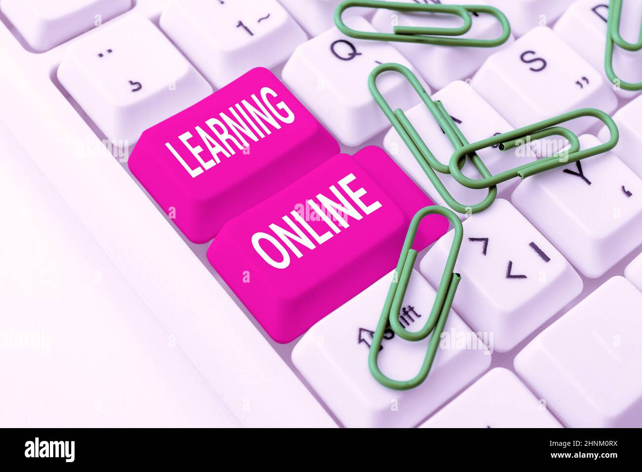 Textunterschrift Presenting Learning Online, Internet Concept Lernen Sie mit Hilfe von Internet und Technologie etwas Neues kennen Üben Speed Typing Accurac Stockfoto