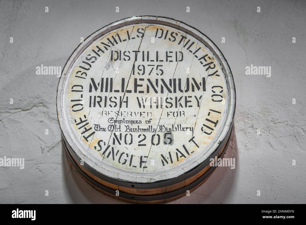 Millennium Irish Whiskey-Schild in der Old Bushmills Distillery auf Holzfass Stockfoto