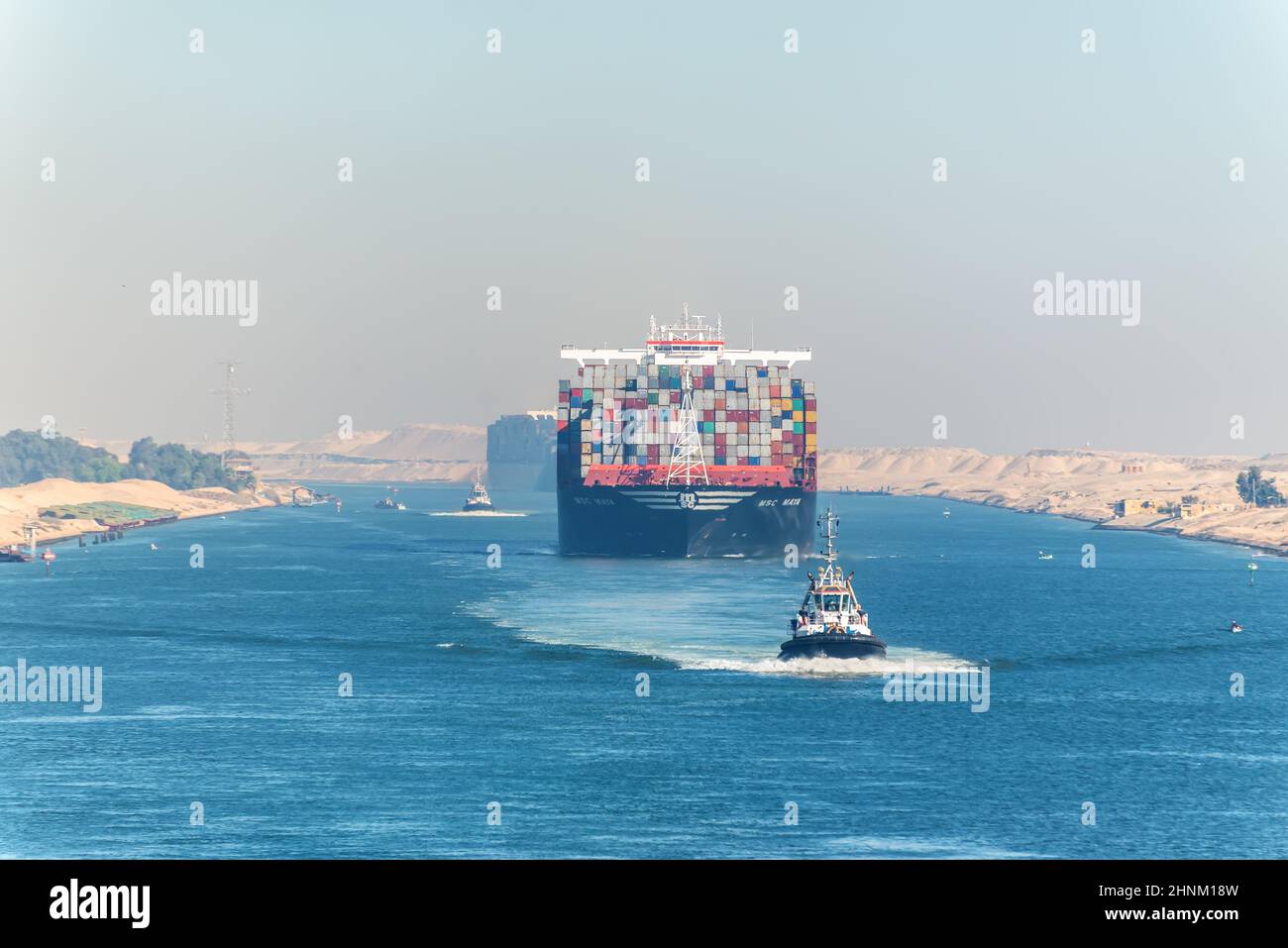 Großes Containerschiff, das den Suezkanal passiert Stockfoto