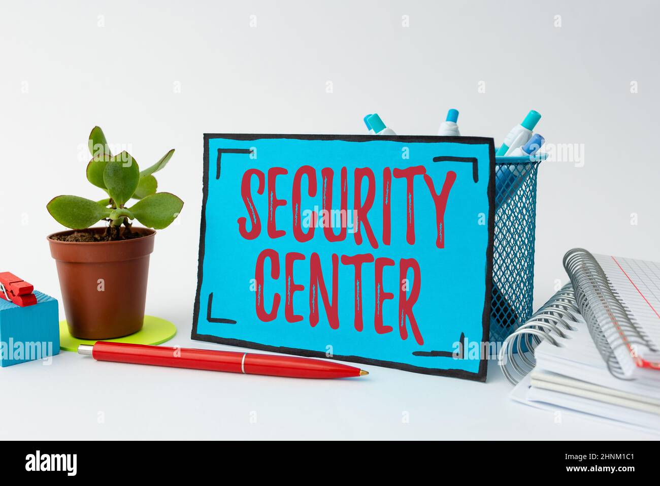 Konzeptionelle Bildunterschrift Security Center, Unternehmensübersicht Zentrale Einheit, die sich mit Sicherheitsthemen des Unternehmens beschäftigt Tidy Workspace Setup Schreibtischaufstellung an Stockfoto