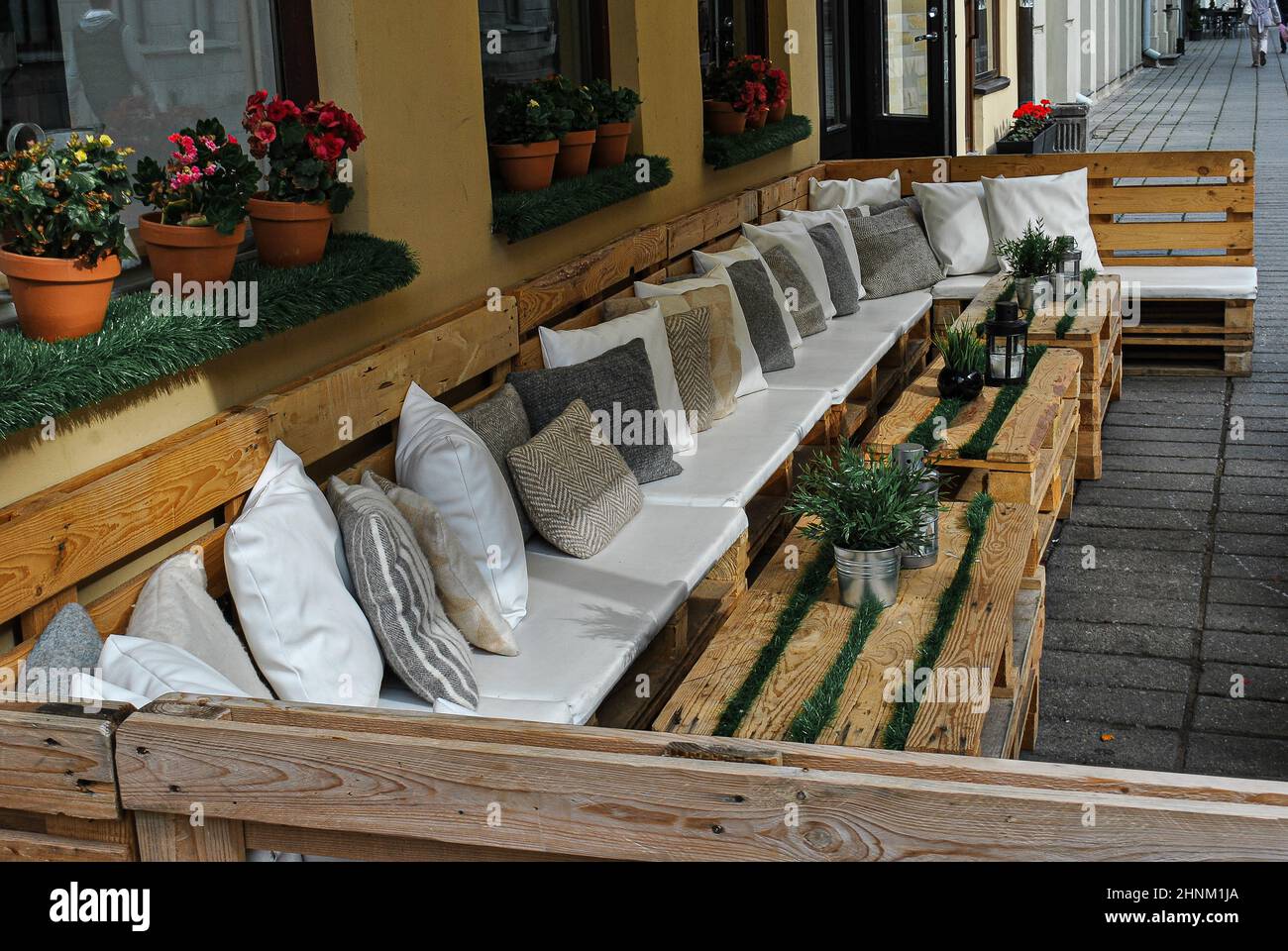 Summer Terrace Cafe mit Kissen und Holzpaletten Stockfoto