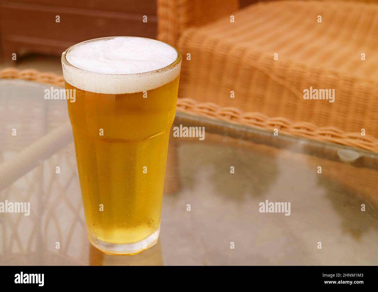 Nahaufnahme ein Glas gekühltes Bier, das auf dem Gartentisch serviert wird Stockfoto