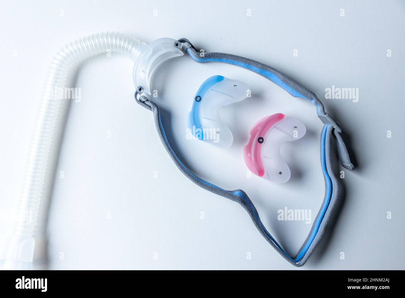 CPAP-Maske gegen obstruktive Schlafapnoe hilft Patienten Atemschutzmaske Kopfbedeckung Clip für Nase und Rachen Atemmedikamente mit cpap-Maschine gegen Schnarchen und Schlafstörungen leichter atmen Stockfoto