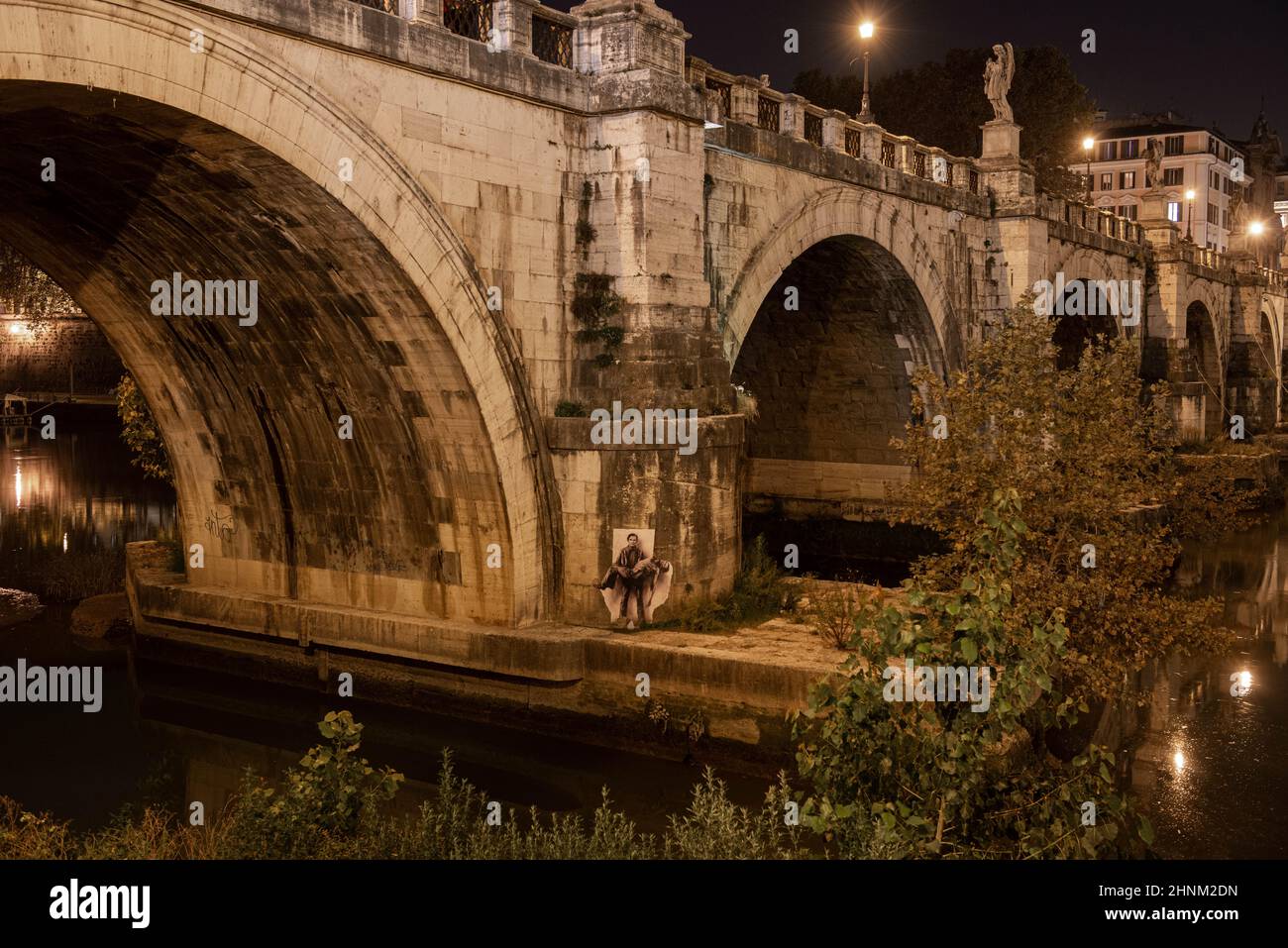 Rom, Italien 10/11/2016: Porträt des Dichters Pier Paolo Pasolini, gepostet unter dem Torbogen der Ponte Sant'Angelo. © Andrea Sabbadini Stockfoto