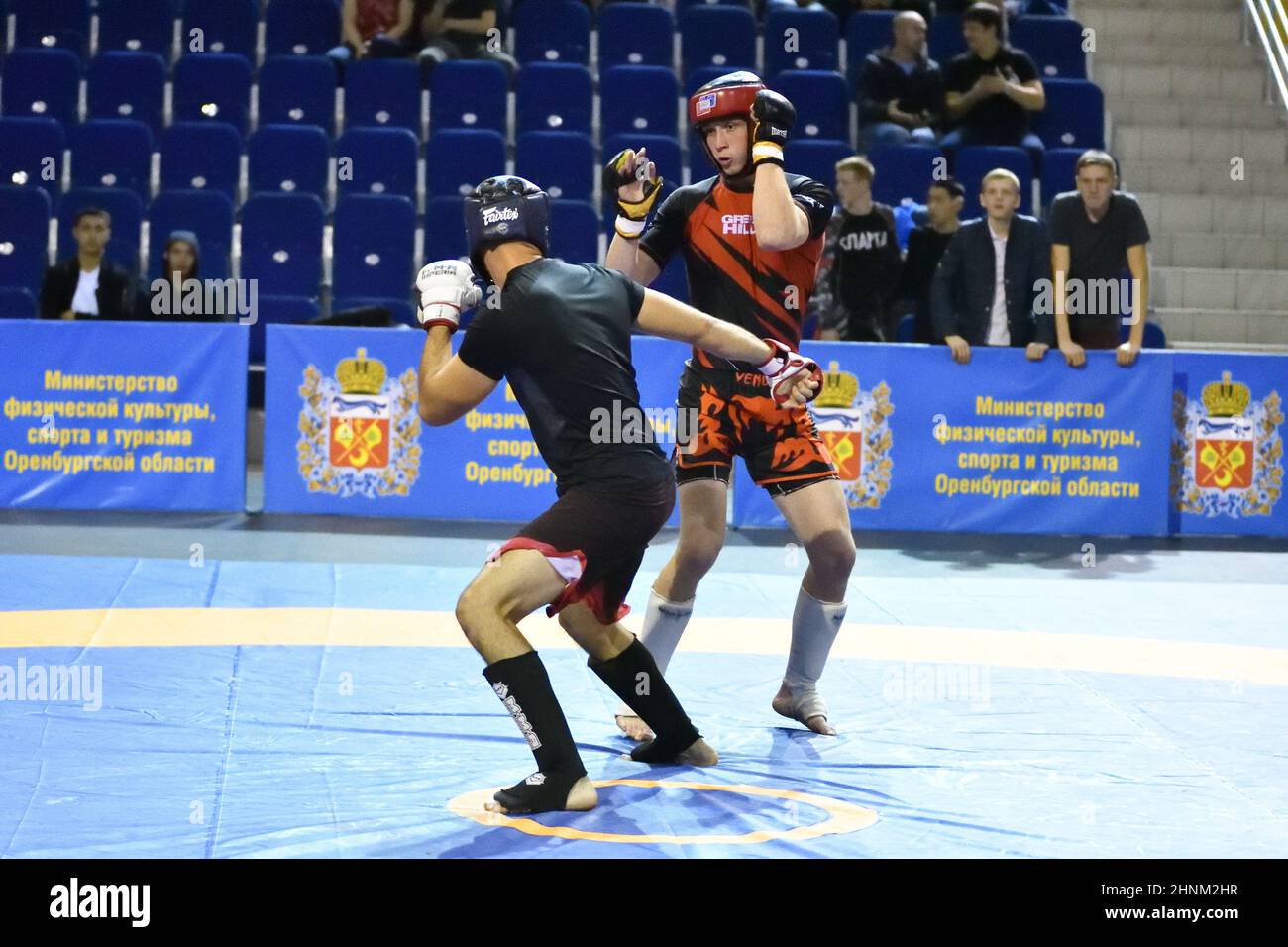 Orenburg, Russland - 5. Oktober 2019: Männer treten im Pankration Wrestling an Stockfoto
