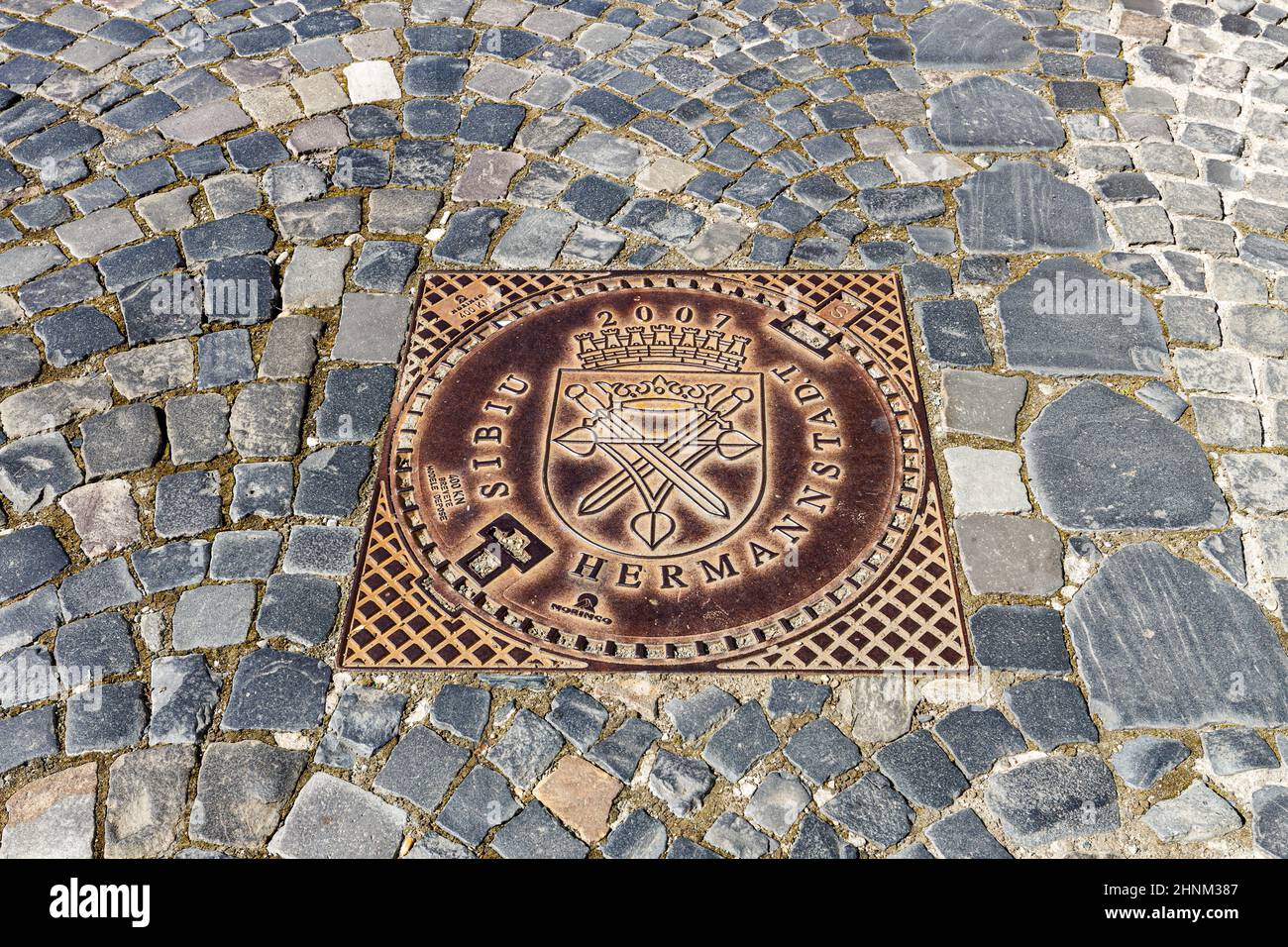 Ein Schachtdeckel mit Wappen von Sibiu in Rumänien Stockfoto