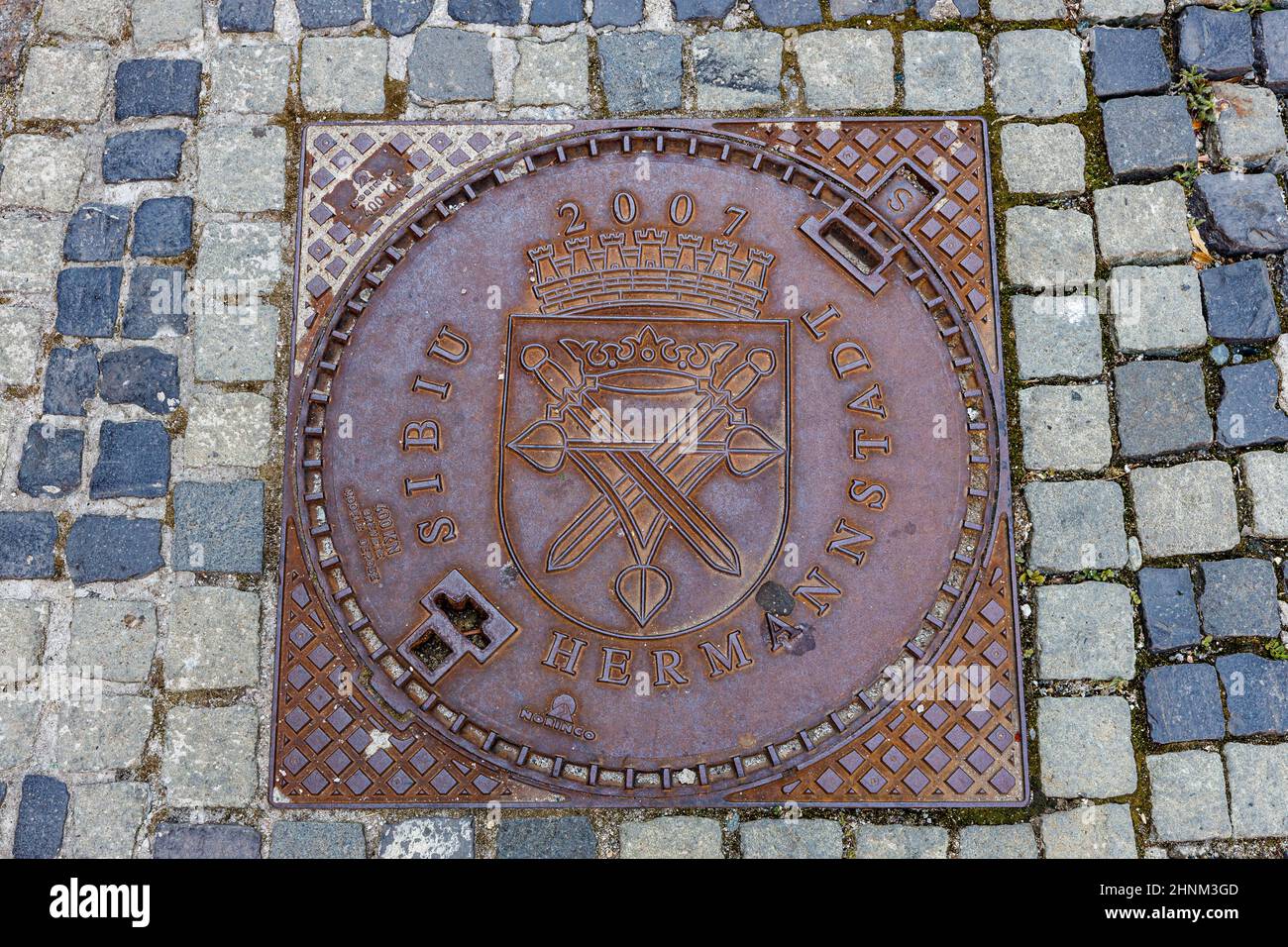 Ein Schachtdeckel mit Wappen von Sibiu in Rumänien Stockfoto