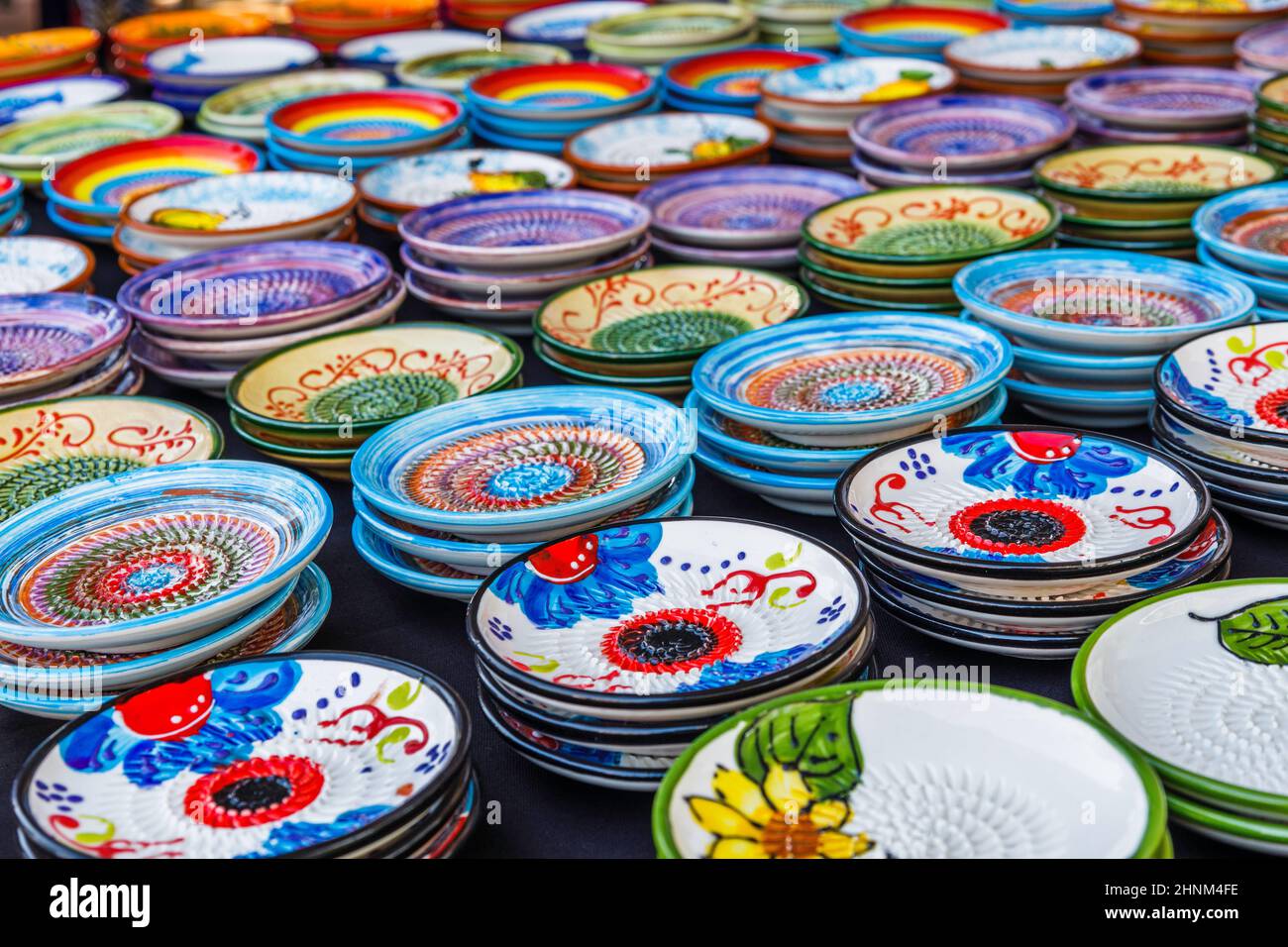 Traditioneller Keramikmarkt mit handgefertigten bunten Tellern und Schalen Stockfoto