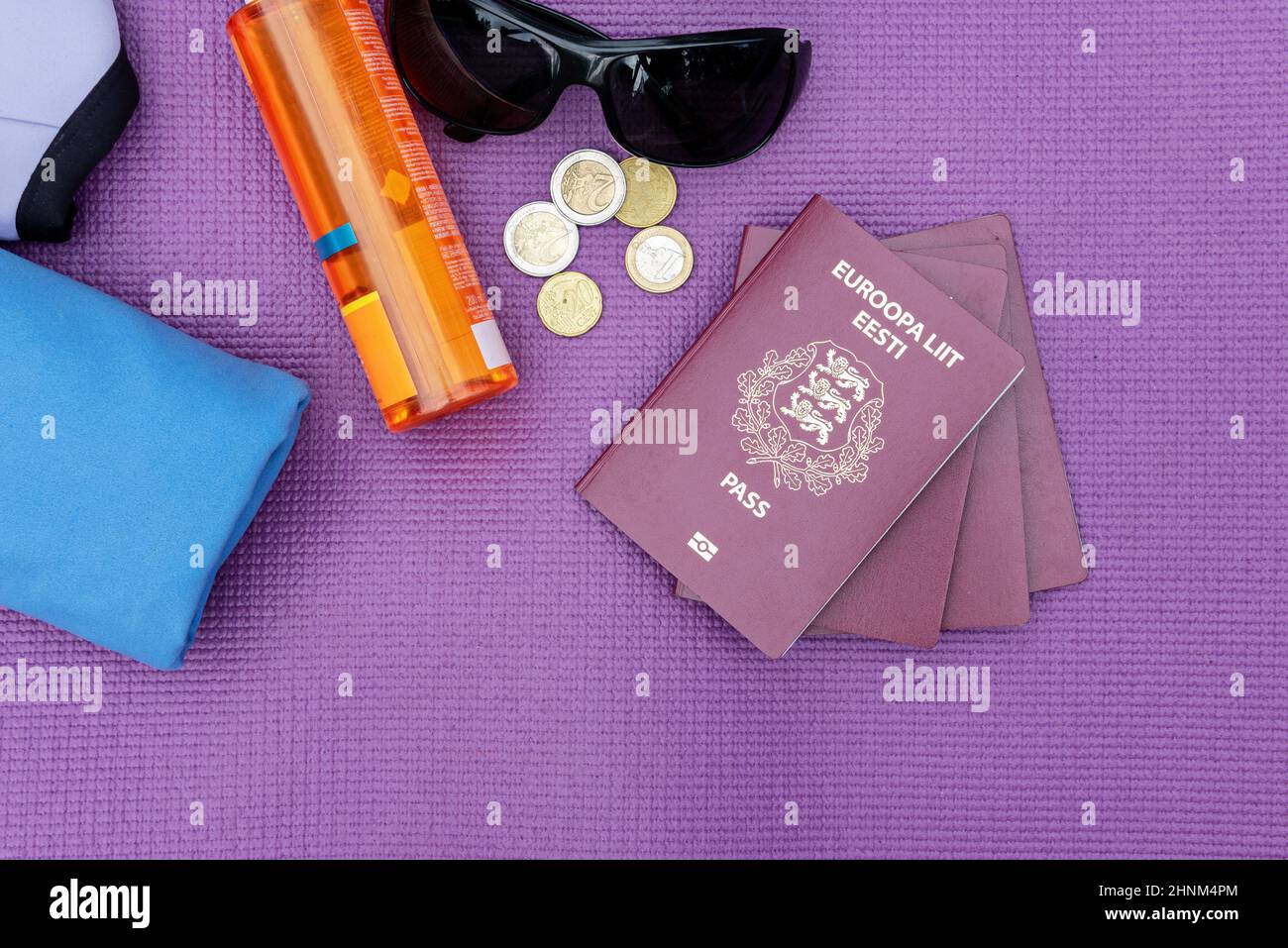 Blick von oben auf einige Sommer Reise Zubehör Stockfoto