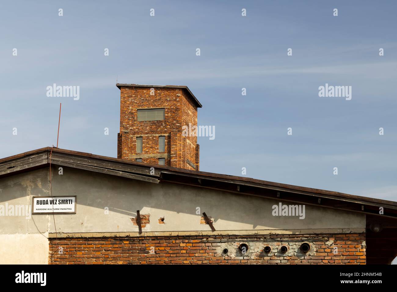 Roter Turm des Todes, UNESCO-Stätte mit Inschrift in tschechischer Sprache "Ruda vez smrti" ein nationales Denkmal in Dolni Zdar in der Nähe von Ostrov, Westböhmen, Tschechische Republik Stockfoto