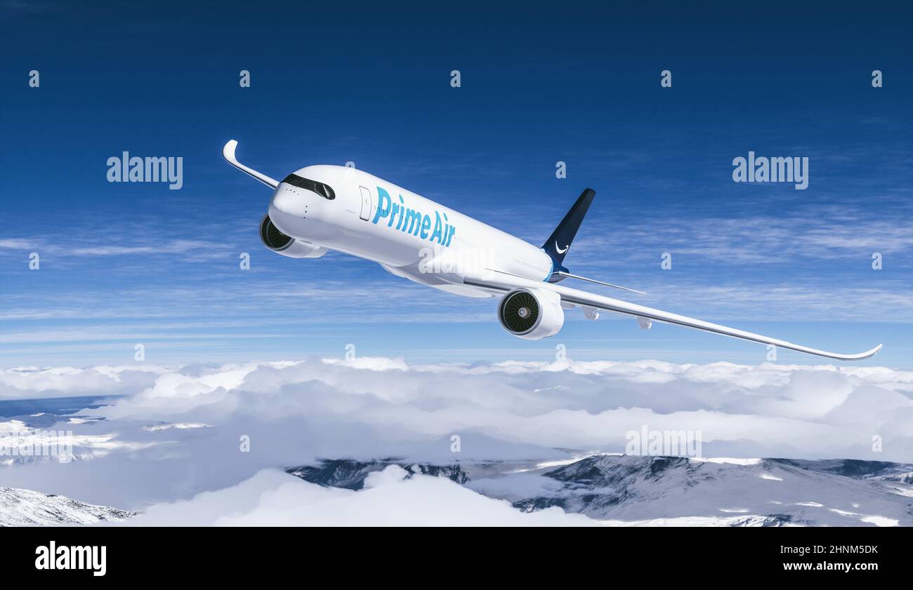 Amazon Prime Air Transportgüter Flugzeug, das am Himmel über den Bergen  fliegt Stockfotografie - Alamy