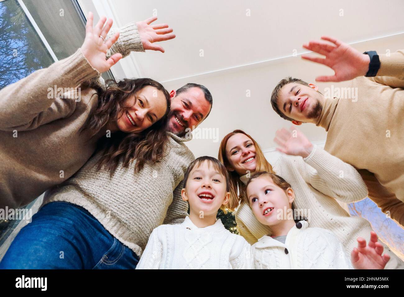 Blick von unten auf glückliche große kaukasische Familie mit vielen Kindern machen Selfie-Foto zu Hause, Eltern mit Kindern winken Hände an der Kamera und mit f Stockfoto
