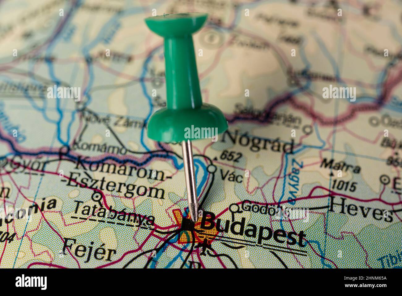 Eine Nadel auf Budapest in einem Stadtplan. Stockfoto