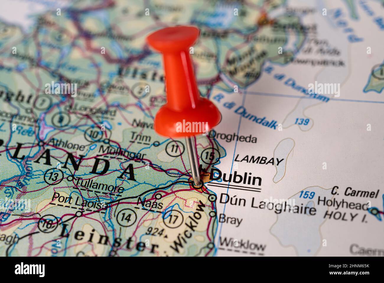 Eine Nadel auf Dublin in einem Stadtplan. Stockfoto