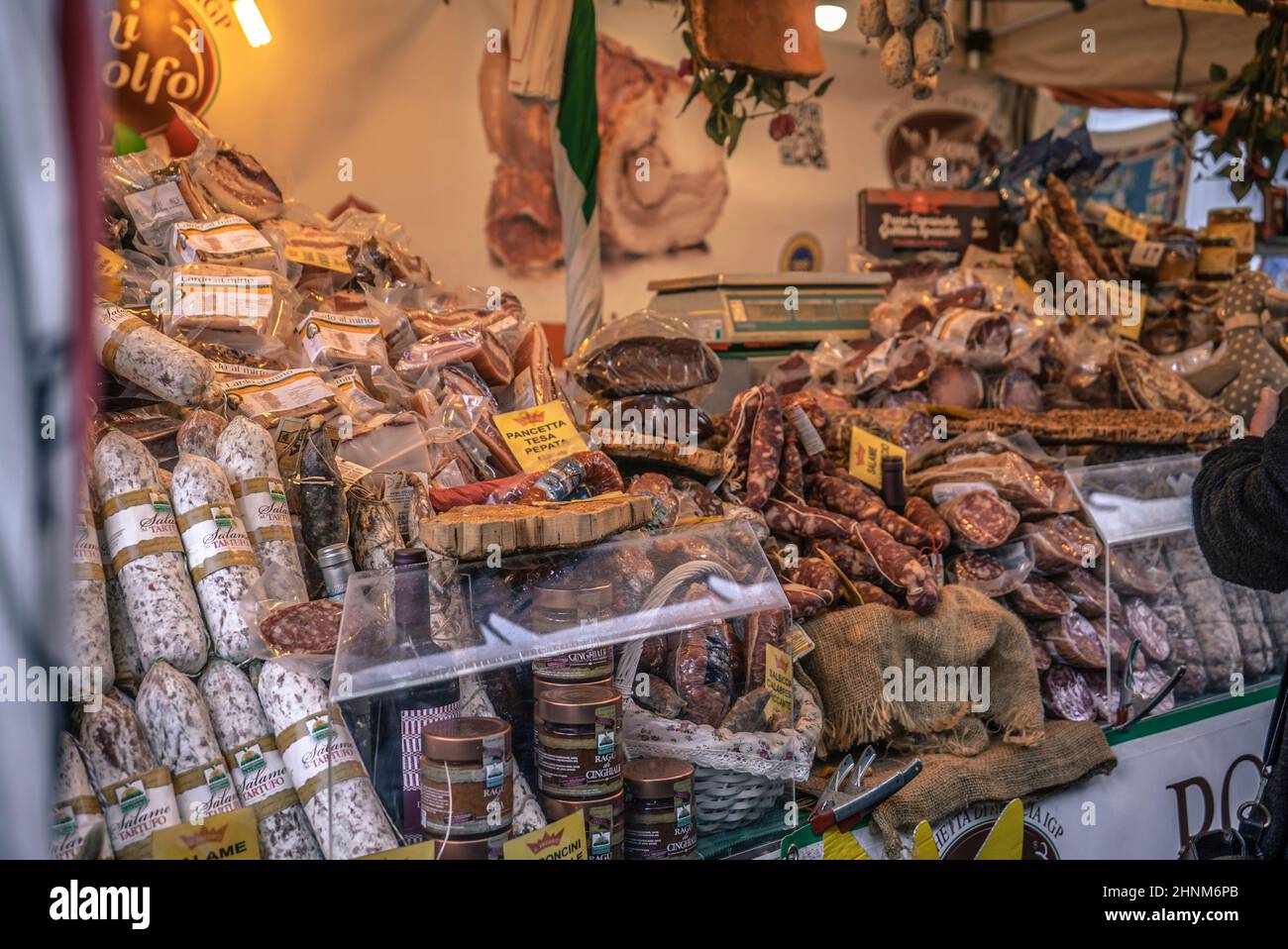 Stand voll mit Würstchen zum Verkauf Stockfoto