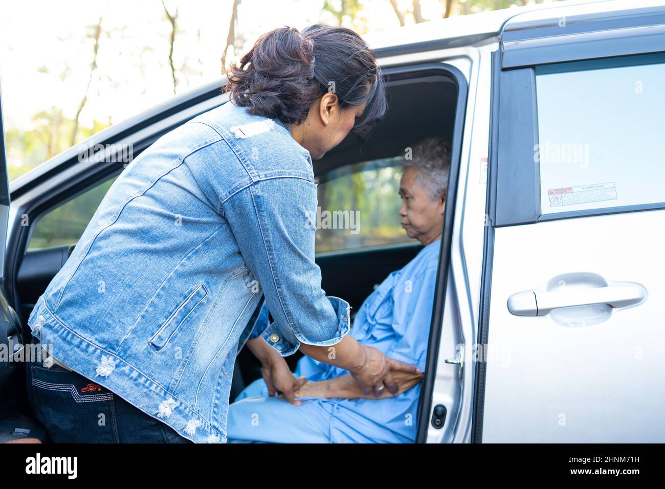 Hilfe und Unterstützung asiatische ältere oder ältere alte Dame Frau Patientin zu ihrem Auto zu bekommen, gesund starke medizinische Konzept. Stockfoto