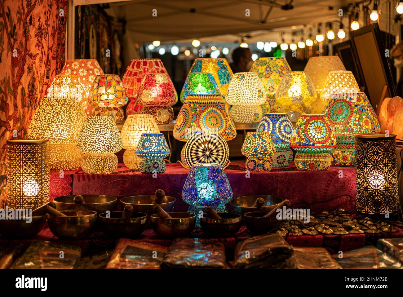 Arabische Ausstellungslampen in einem Markt Stockfoto