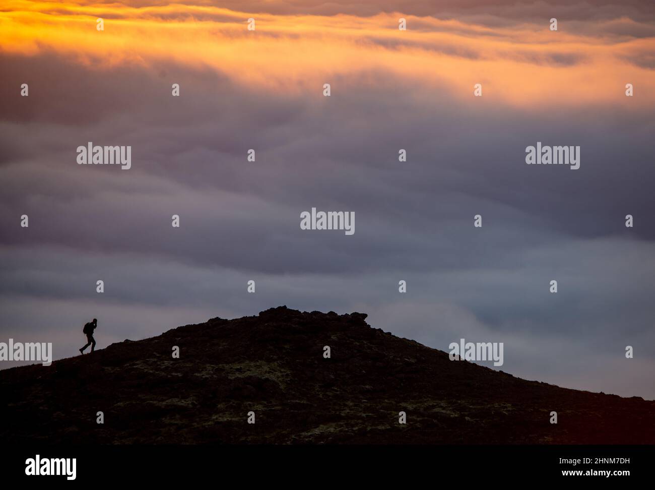 Verträumt neblige Landschaft über dem Meer der Wolken, Berge bei Sonnenuntergang in Island Stockfoto