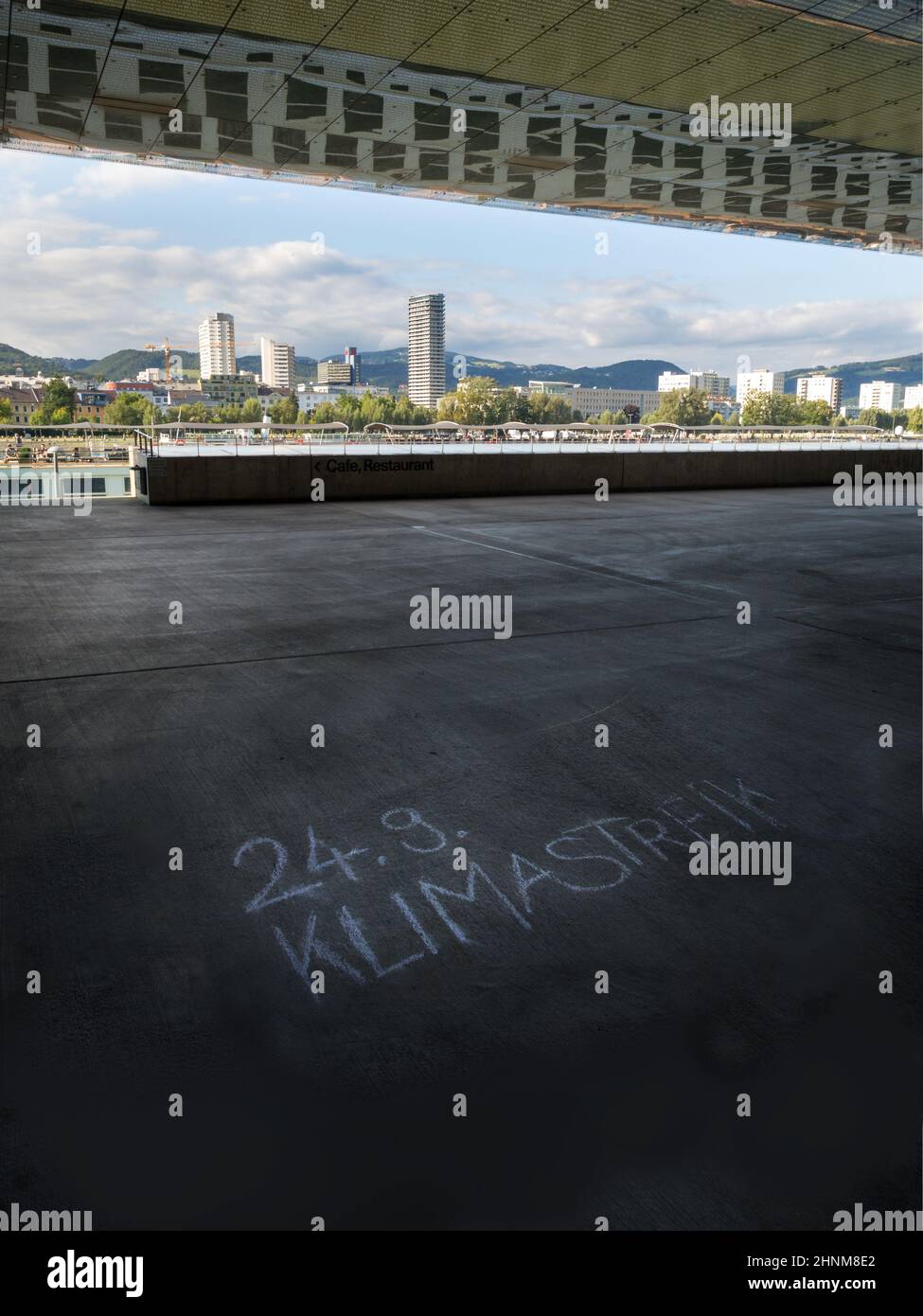 Linz Österreich, Lentos Kunstmuseum grafitti der Klimademonstration Stockfoto